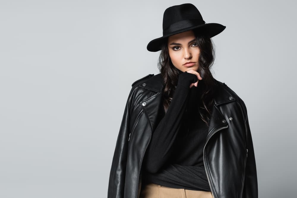 palarie bluza si geaca neagra